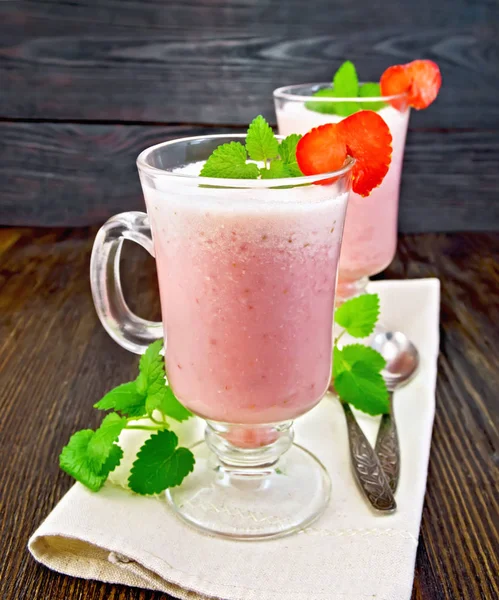 Soup strawberry in goblet on dark board — Stock Photo, Image