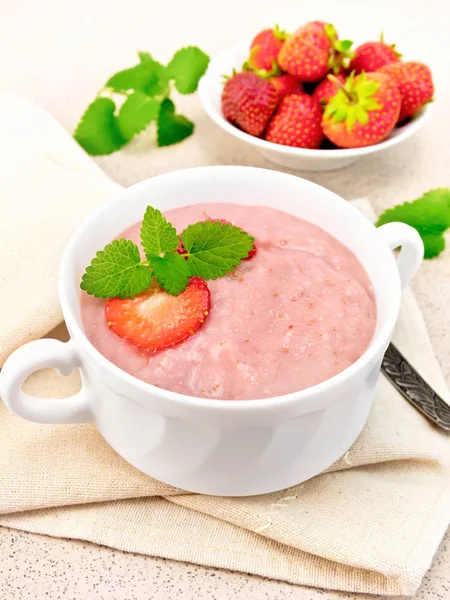 Soup strawberry in white bowl on napkin — Stock Photo, Image