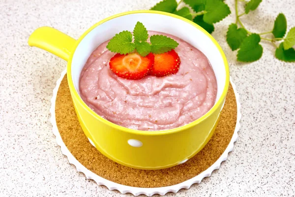 Soup strawberry in yellow bowl on granite table — Stock Photo, Image