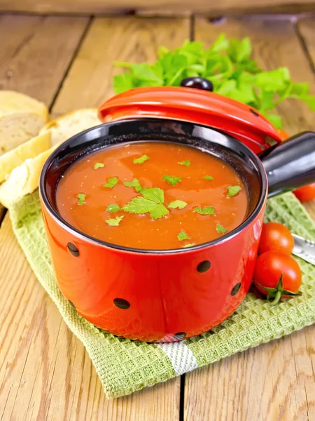 Zuppa di pomodoro in ciotola rossa a bordo — Foto Stock