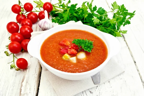 Zuppa di pomodoro in ciotola bianca con verdure sul tovagliolo — Foto Stock