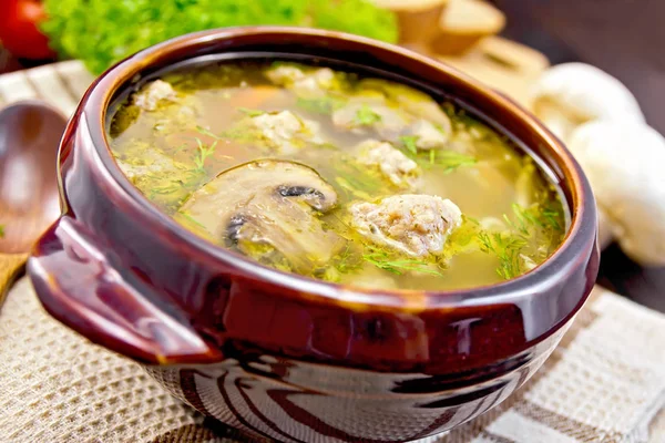Soup with meatballs and mushrooms in clay bowl on board — Stock Photo, Image