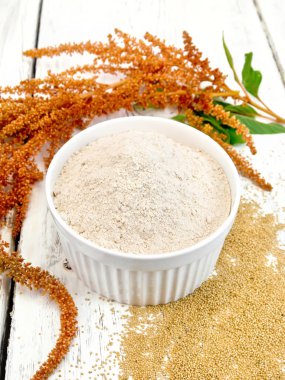 Un mor çiçek ışık tahtada beyaz kase