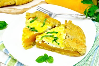 Pasta kabak ve plaka ışığı kartı üzerinde beyaz peynir