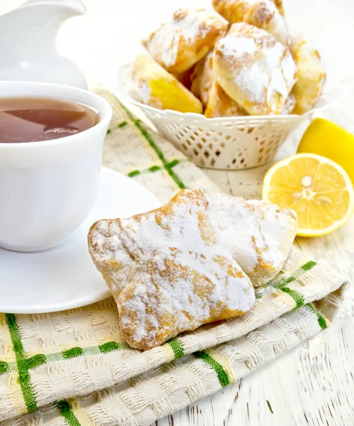 Kekse Zitrone mit Tee an Bord — Stockfoto