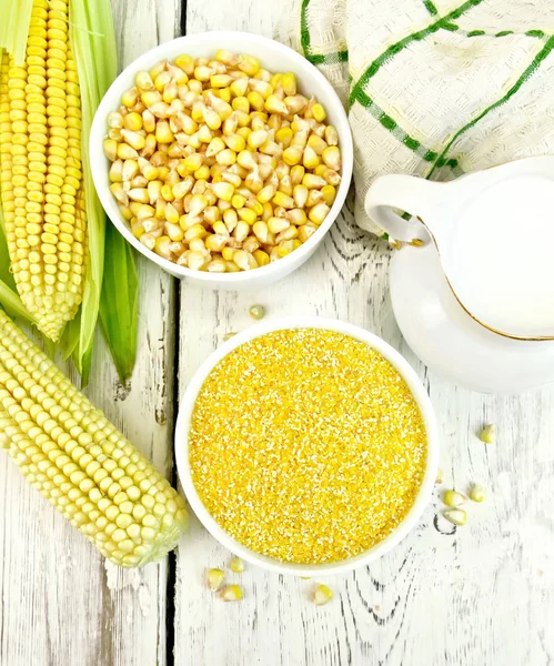 Granos de maíz en tazón con leche a bordo — Foto de Stock