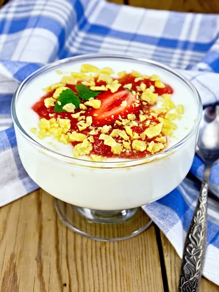 Dessertmilch mit Erdbeere und Flocken in Schüssel an Bord — Stockfoto