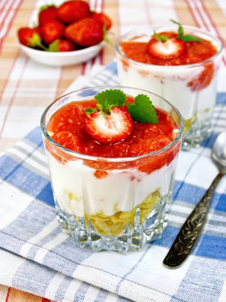 Dessert met aardbei en vlokken in twee glas melk — Stockfoto