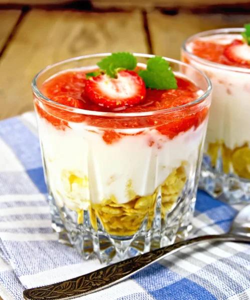 Postre de leche con fresa en vidrio a bordo y servilleta —  Fotos de Stock