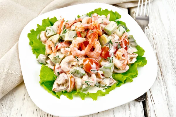 Salad with shrimp and tomatoes in plate on board — Stock Photo, Image