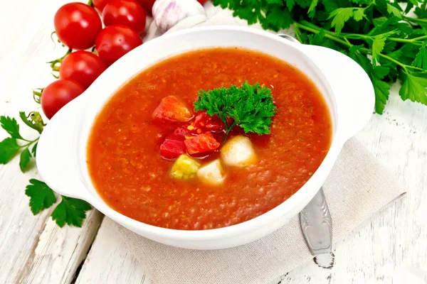 Soupe tomate dans un bol blanc avec légumes et persil à bord — Photo