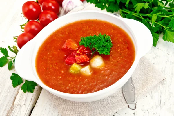 Zuppa di pomodoro in ciotola bianca con verdure e prezzemolo a bordo — Foto Stock