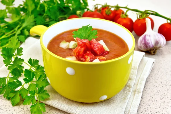 Tomatensuppe in gelber Schüssel auf Handtuch — Stockfoto