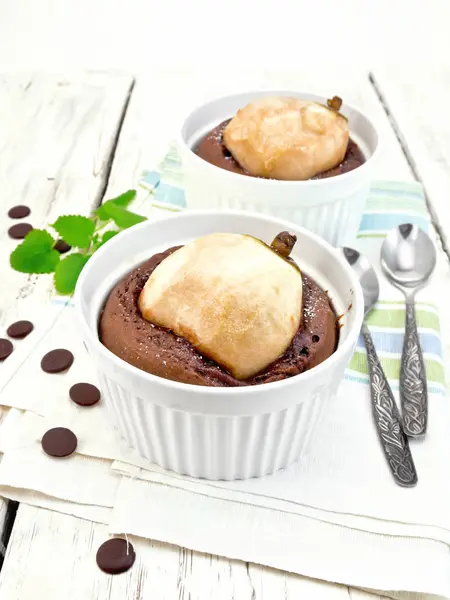 Kuchen Schokolade mit Birne in weißer Schüssel auf Küchentuch — Stockfoto