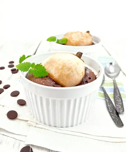 Kuchenschokolade mit Birne in weißer Schüssel auf hellem Brett — Stockfoto