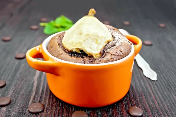 Bolo com chocolate e pêra na tigela a bordo — Fotografia de Stock