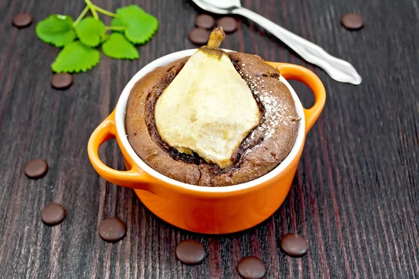 Cake with chocolate and pear in red bowl on board — Stock Photo, Image