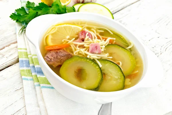 Sopa con calabacín y fideos sobre tabla ligera — Foto de Stock