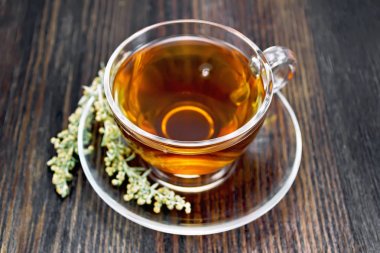 Cam fincan koyu tahta üzerinde gri pelin ile çay