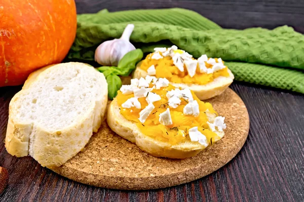 Bruschetta avec citrouille et basilic sur carton foncé — Photo