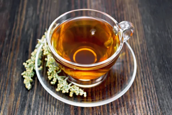 Cam fincan koyu tahta üzerinde gri pelin ile çay — Stok fotoğraf
