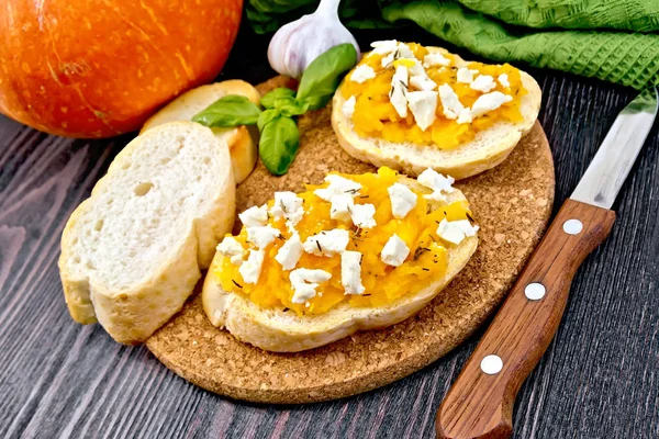 Bruschetta à la citrouille et feta sur panneau sombre — Photo