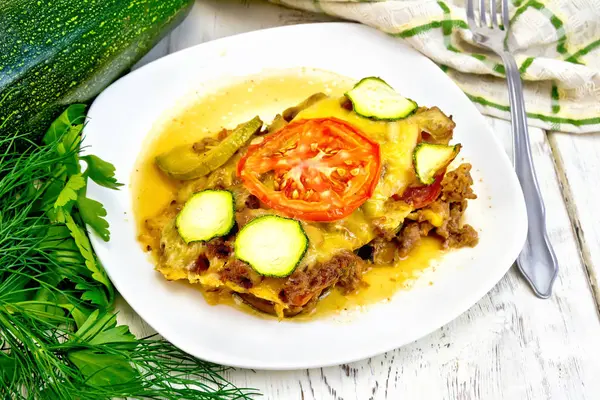 Cazuela de carne picada y calabacín en plato sobre mesa — Foto de Stock