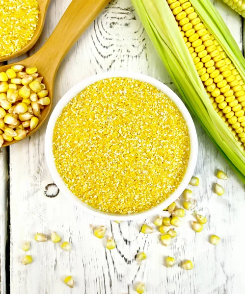 Granos de maíz en tazón con mazorcas a bordo — Foto de Stock