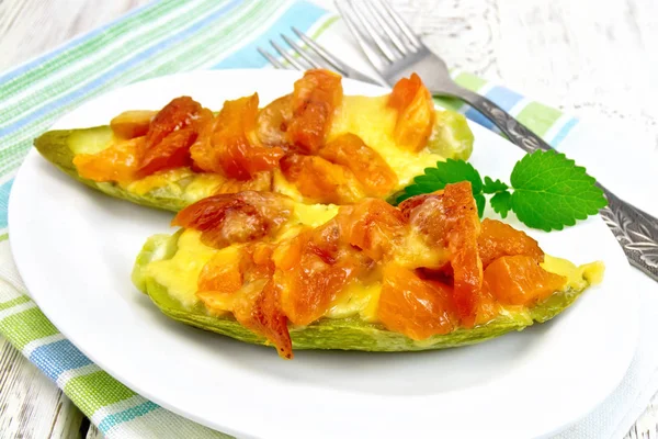 Zucchini in würziger Sauce an Bord — Stockfoto