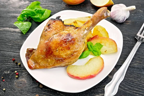 Elma ve patates kara tahta üzerinde ördek bacak — Stok fotoğraf