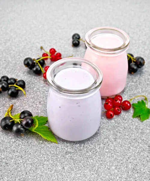 Milk cocktail with black and red currant on granite table — Stock Photo, Image