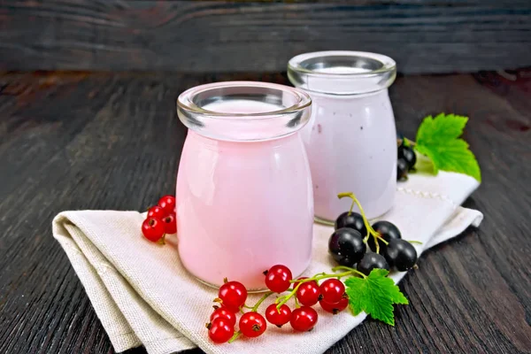 Milk cocktail with red and black currant on board — Stock Photo, Image