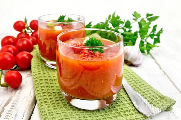 Tomatensuppe in zwei Gläsern auf hellem Brett — Stockfoto