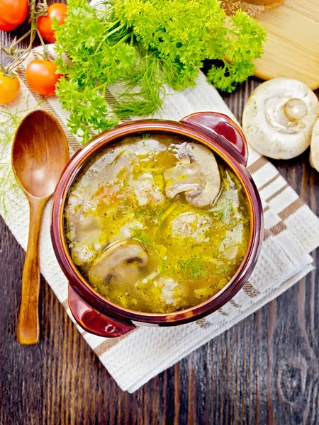 Soup with meatballs and mushrooms in clay bowl on board top — Stock Photo, Image