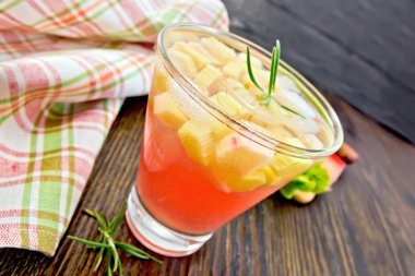 Ravent ve ahşap tahta üzerinde biberiye ile limonata