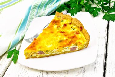 Quiche kabak ve plaka ışığı kartı üzerinde pastırma ile