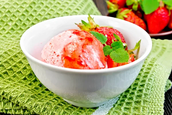 Ice cream strawberry with syrup in bowl on green napkin — Stock Photo, Image