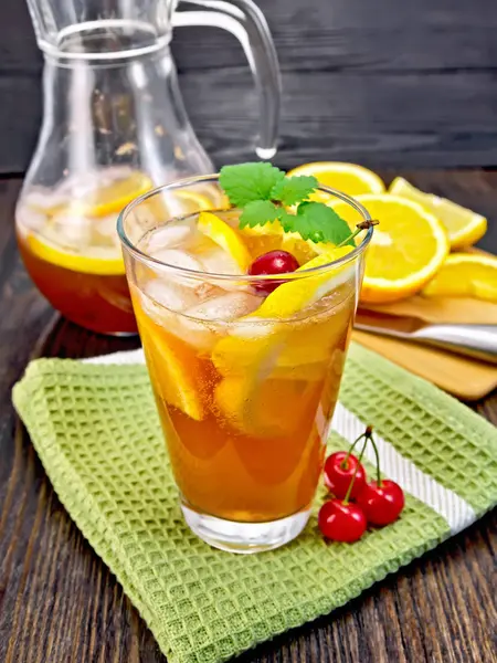 Limonada con cerezas en vaso y jarra a bordo —  Fotos de Stock