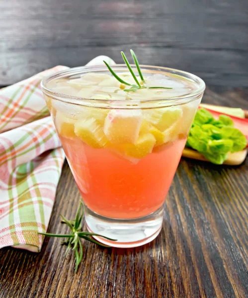 Lemonad med rabarber och rosmarin på bord — Stockfoto