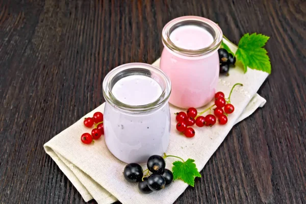 Cocktail de leite com groselha preta e vermelha a bordo — Fotografia de Stock