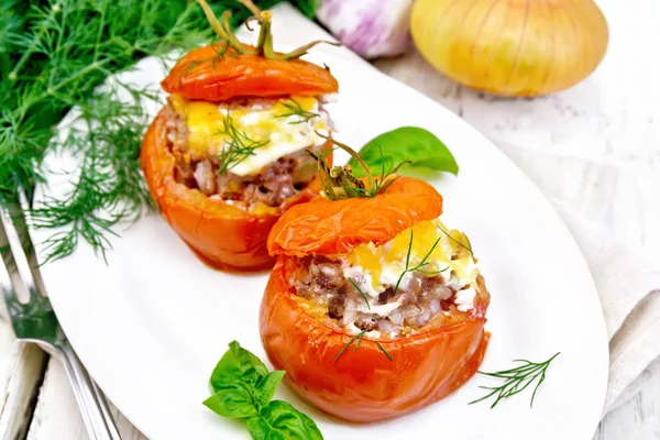 라이트 보드에 접시에 쌀과 고기 토마토 박제 — 스톡 사진
