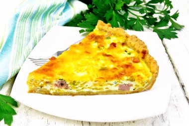 Quiche kabak ve beyaz ışığı kartı tabağa pastırma ile