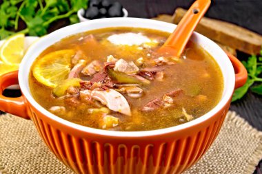 Solyanka limon ve kaşık kase gemide