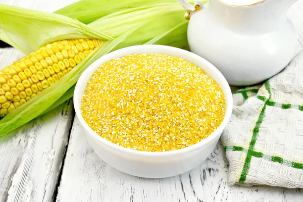 Sémola de maíz en tazón sobre tabla ligera — Foto de Stock