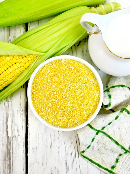 Corn grits in white bowl on board top — Stock Photo, Image
