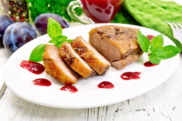Poitrine de canard avec sauce prune et basilic dans une assiette à bord — Photo