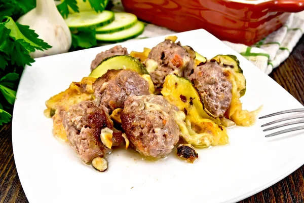 Albóndigas con queso y calabaza en plato a bordo — Foto de Stock