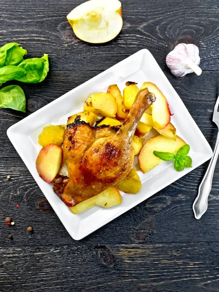 Elma ve patates plaka üst kurulu ile ördek bacak — Stok fotoğraf
