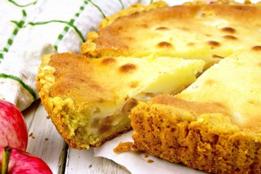 Gemide ekşi kremalı pasta elma