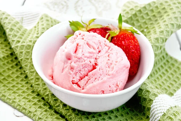 Helado de fresa con bayas en tazón en servilleta verde —  Fotos de Stock